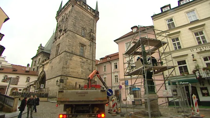 Usazování opraveného kandelábru