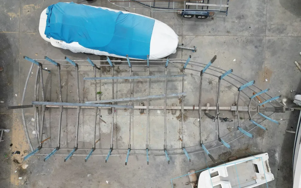 Tuto loď začali řemeslníci stavět před rokem. Je určená k lovení ryb až z třísetmetrové hloubky