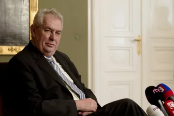 Zeman bude možná vetovat služební zákon, nelíbí se mu političtí náměstci