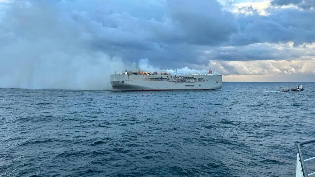Hořící nákladní loď u břehů Nizozemska