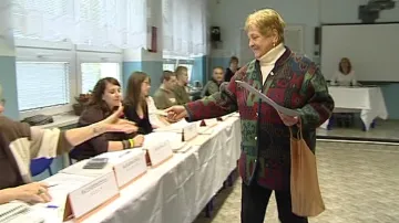 Volička při volebním aktu