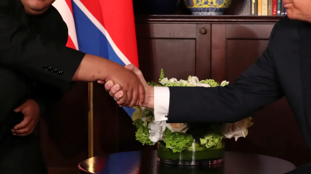 Kim Čong-un a Donald Trump si potřásli rukou