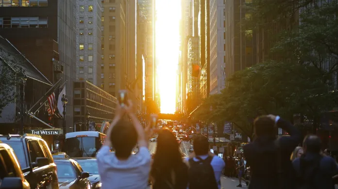 Lidé si fotí úkaz zvaný ManhattanHenge