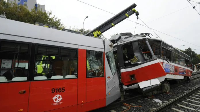 Při nehodě tramvají 14T a T6 v Plzeňské ulici zemřel v roce 2011 řidič staršího vozu. Patrný je rozdíl v deformaci skříně novější a starší tramvaje