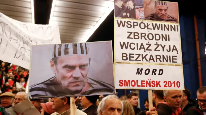 Na Tuska čekala celá řada protestujících