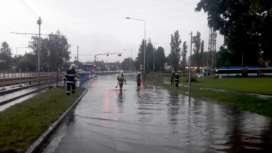 Na křižovatce Martinovské a Provozní ulice v Ostravě po silném dešti vznikla vodní laguna