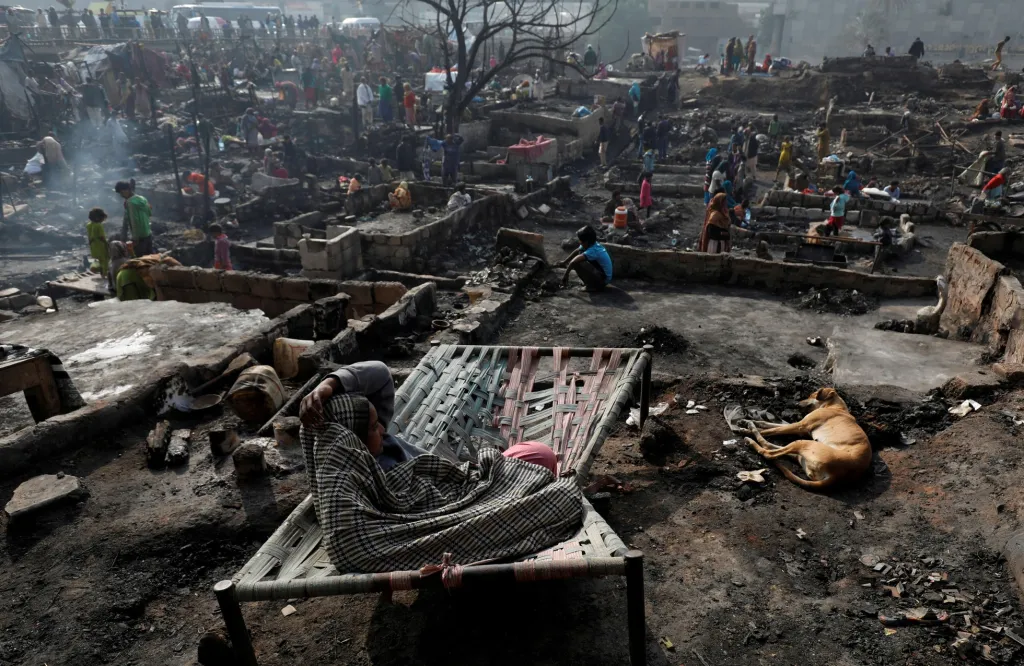 Jediné, co ženě zbylo po požáru v pákistánském slumu v Karáči, je stará postel