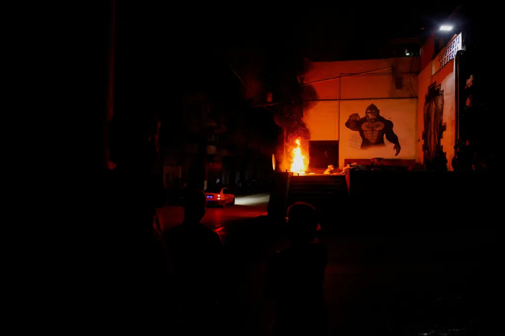 Lidé zapalují pneumatiky na protest proti dlouhodobým výpadkům proudu