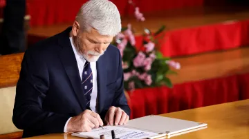 Petr Pavel podepisuje prezidentskou přísahu při své inauguraci 9. března 2023