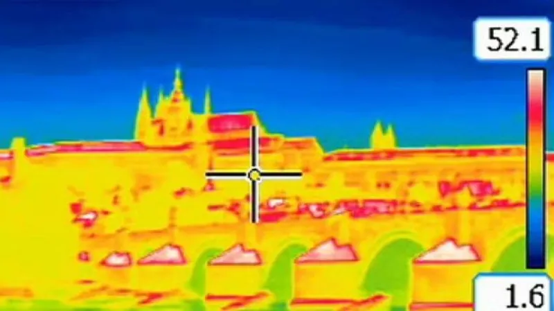 UDÁLOSTI: Termokamera odhalila na Karlově mostě 50 stupňů