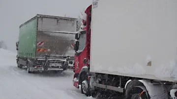 Vozy stály ve sněhu celou noc a půl dne