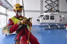Záchranáři nacvičují dekontaminaci, navádění vrtulníku i slaňování ve středisku za 85 milionů