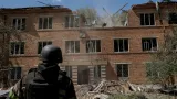 Záchranáři pracují na místě, kde byla během ruského leteckého útoku v Charkově poškozena nemocnice.