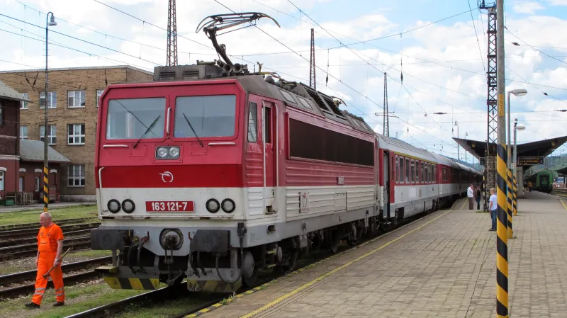 Vlak se stejnosměrnou lokomotivou v Žilině – takových pohledů začne ubývat