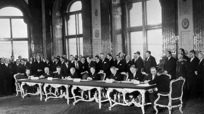 Podpis státní smlouvy v paláci Belvedere na jaře 1955. Rakousko se stalo neutrálním suverénním státem a v jeho zakládající listině byla ukotvena zmínka o tom, že se stalo první obětí Hitlerovské agrese