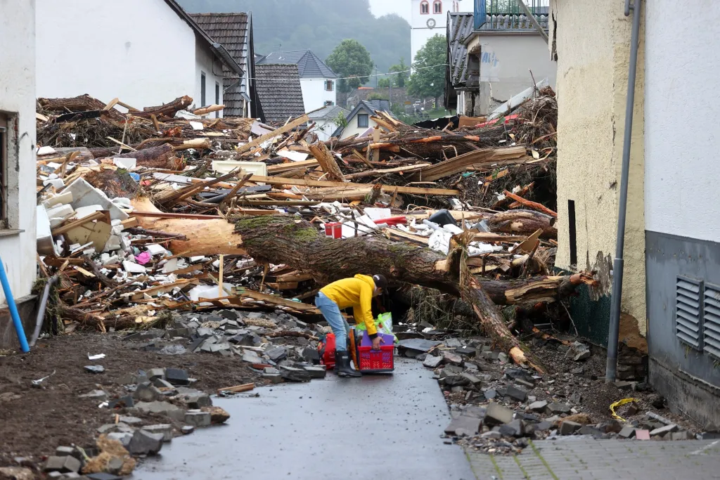 Mezi 13. a 18. červencem 2021 vznikly v západní Evropě silné bouře s vydatnými dešti, které vyvolaly prudké zvýšení hladin řek a rozsáhlé povodně. Katastrofa postihla především západní a později i jižní a východní oblasti Německa, Lucembursko, Belgii, Nizozemsko, Rakousko a  Švýcarsko. Jen v Německu bylo registrováno nejméně 184 obětí na životech. Fotografie je z obce Schuld