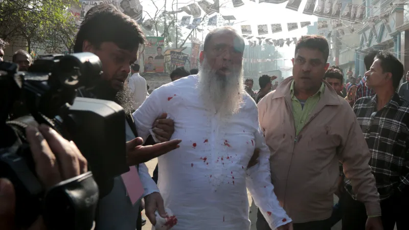 Jeden z opozičních kandidátů byl při nepokojích pobodán