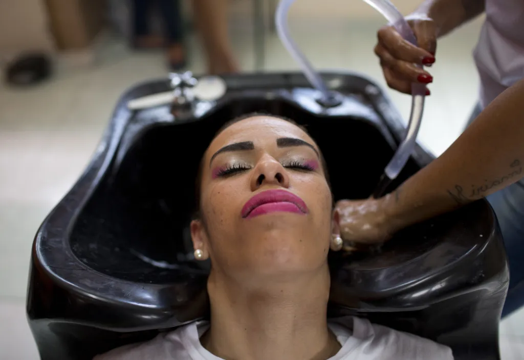 Vězeňkyně při mytí vlasů a přípravách na soutěž krásy Miss Talavera Bruce v Riu de Janeiru, během níž mohou na chvíli zapomenout na život za mřížemi, nalíčit se a zažít společenský večer se svými blízkými a rodinou. V soutěži se posuzuje krása, vzhled a vystupování.