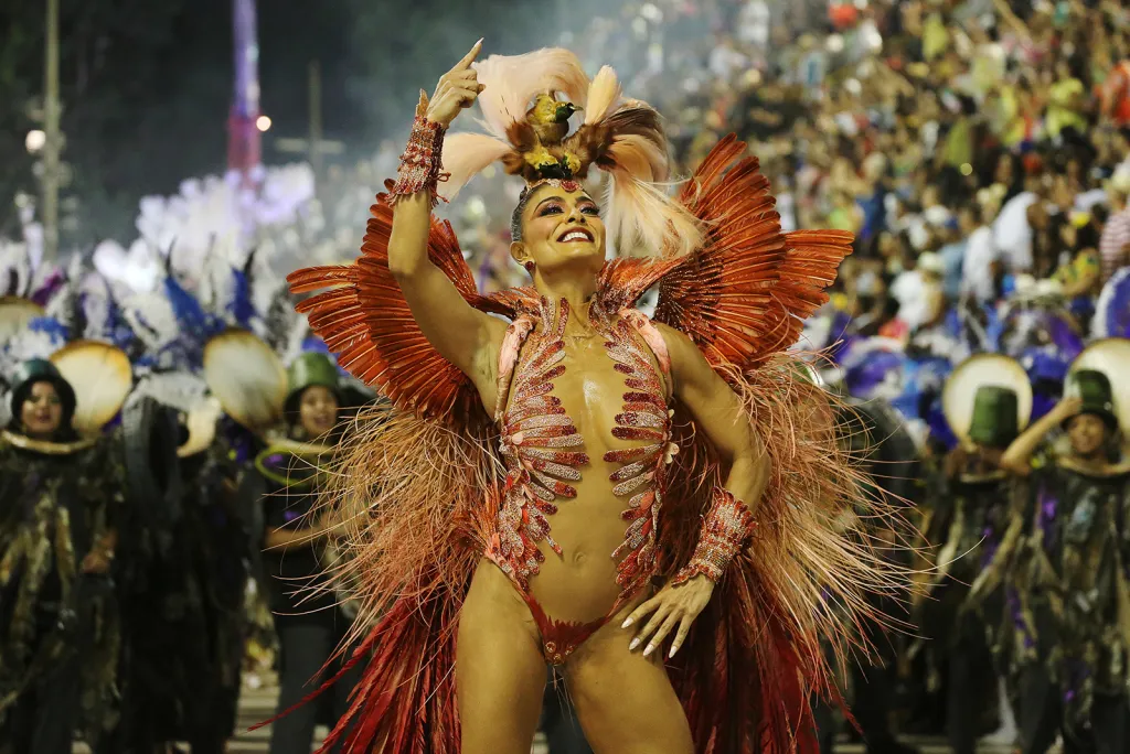 Juliana Paes ze školy samby Grande Rio během prvního dne karnevalového průvodu v Riu de Janeiro