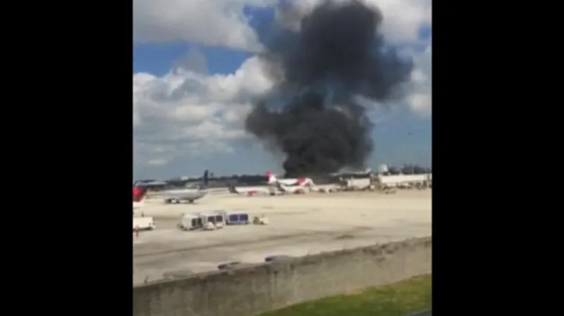 Letadlu před vzletem začal hořet motor