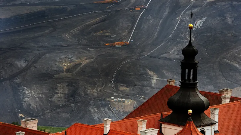 Nad závorou se tyčí skalní ostroh se zámkem Jezeří u Horního Jiřetína. Tento pohled na severočeskou krajinu je všeobecně známý a ještě stále aktuální. Jak ale vypadá město za hranicí limitů a lidé, o jejichž životě rozhodují politici a uhelní baroni?
