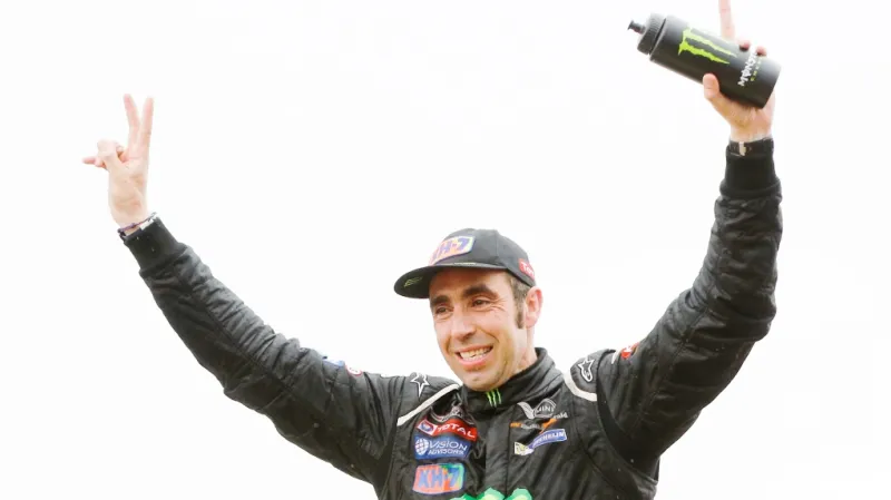 Joan Roma slaví triumf na Dakaru v kategorii automobilů