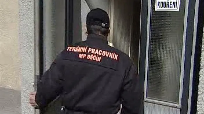 Společné hlídky Městské policie Děčín dávají pozor na děti u škol, ale zaměřují se také na problémy dospělých.