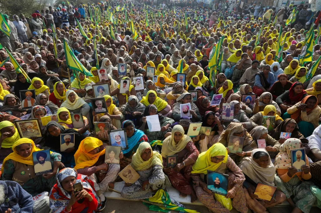 Indické ženy drží fotografie svých mužů, kteří se ztratili během protestů farmářů  proti restrukturalizaci zemědělství v Indii. Protesty proti vládě, která připravuje reformní zákony, trvají již několik týdnů a jsou potlačovány silou