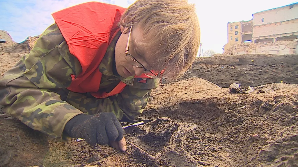 Archeolog při práci