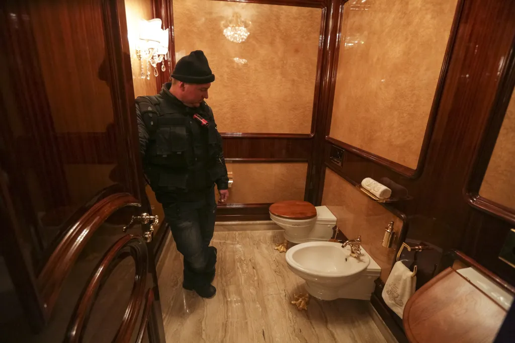 Toaleta v rezidenci Mežyhirja po útěku prezidenta