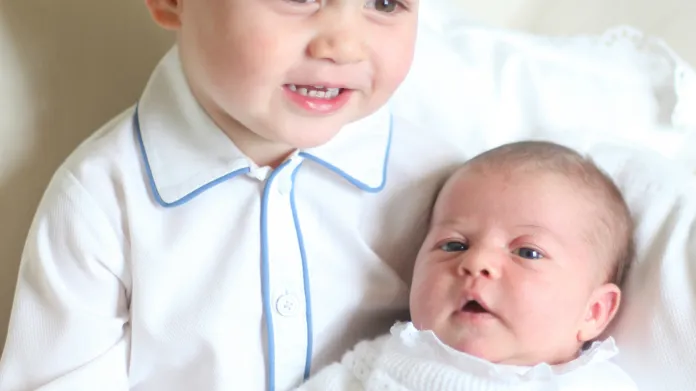 Princ George se svou sestřičkou Charlotte