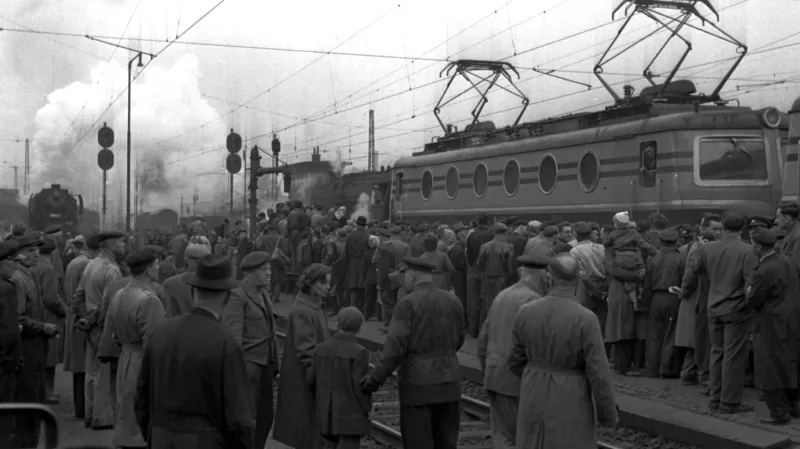 Snímek z roku 1957 vydává svědectví o zkušební jízdě elektrického vlaku z Prahy do České Třebové. Lokomotivy E499.0 zkonstruovala Škoda s využitím švýcarské licence.