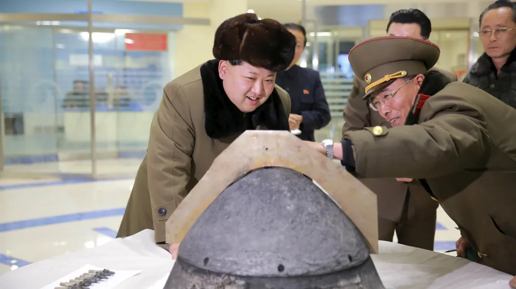 Kim Čong-un studuje raketovou hlavici