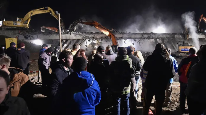 Lidé sledovali demolici mostu u Měšína