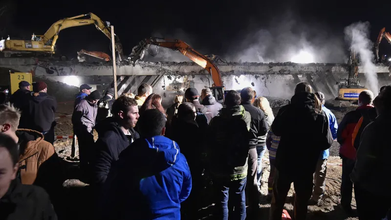 Lidé sledovali demolici mostu u Měšína