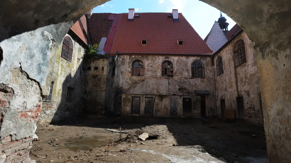Nádvoří kláštera klarisek před rekonstrukcí