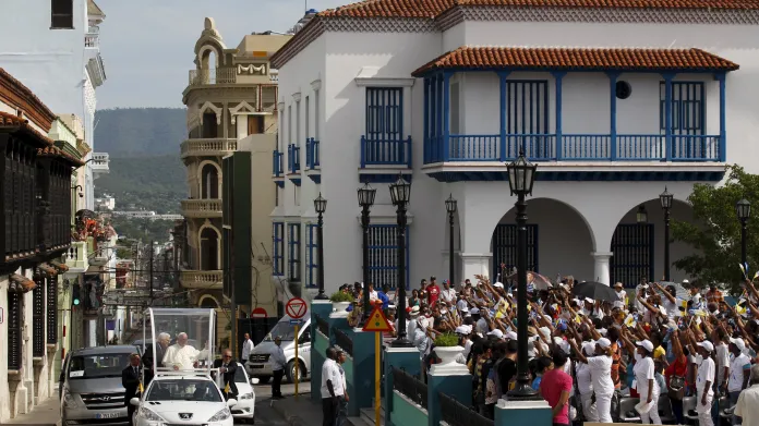 Papež Františkem projíždí Santiagem de Cuba
