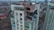 Poškozená obytná budova v Kyjevě po ruském dronovém útoku