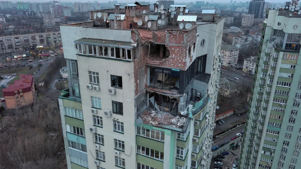 Poškozená obytná budova v Kyjevě po ruském dronovém útoku