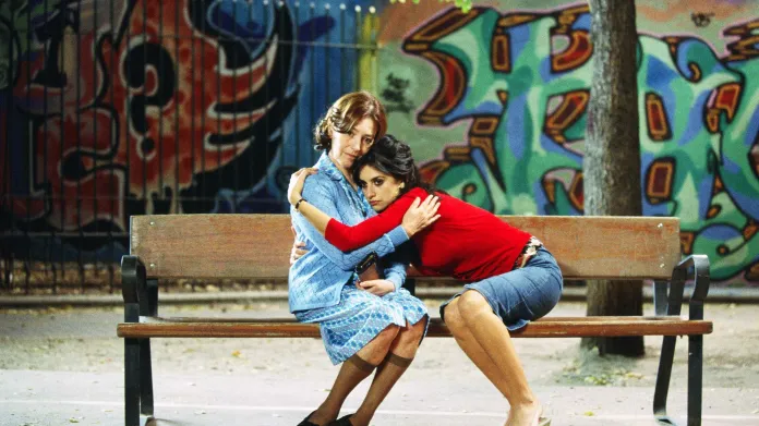 Carmen Maura (vlevo) si ve filmu Volver zahrála matku Penélope Cruz. Režisér Pedro Almodóvar ji obsazuje velmi často