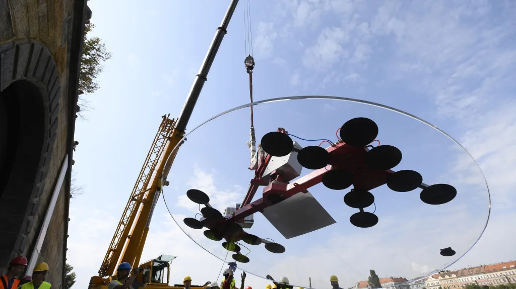 Instalace rekordního skla na pražské náplavce