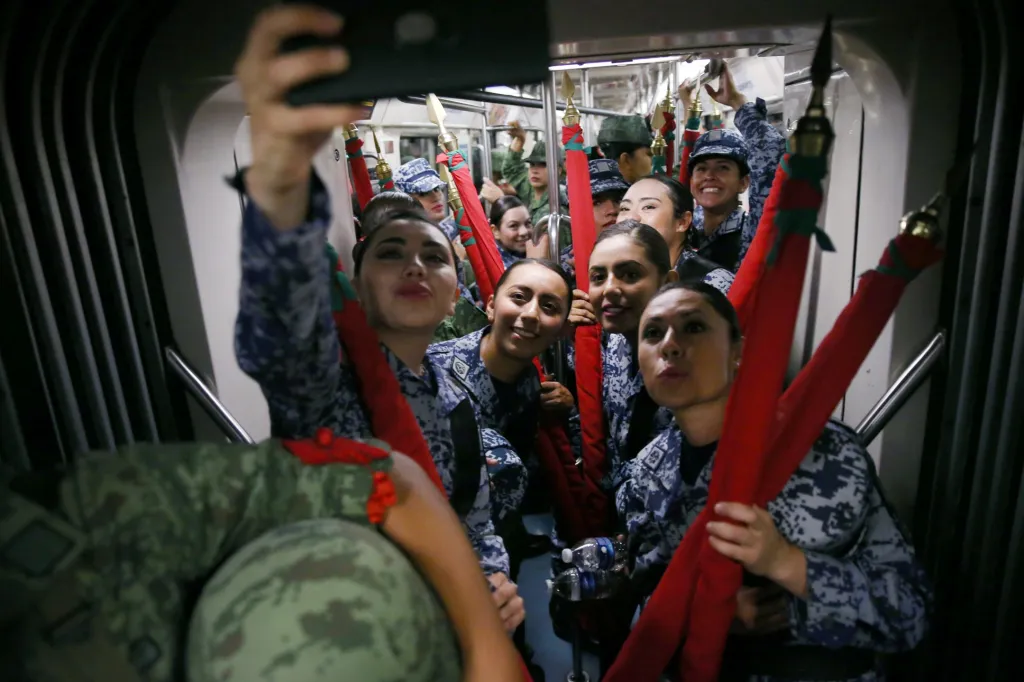 Přípravy na oslavy trvají několik týdnů. V předvečer zahájení akce na náměstí Zócalo (Plaza de la Constitución) se scházejí účastníci, aby si naposledy vyzkoušeli své vystoupení