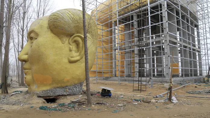 Obrovská, zlatou barvou natřená socha Mao Ce-tunga byla vztyčena v čínské provincii Che-nan