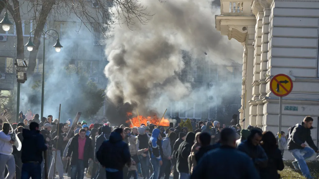 Útok demonstrantů na vládní budovy v Sarajevu