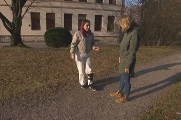 Autobus, ve kterém jela, smetlo tornádo. Nyní zraněná dívka opět chodí