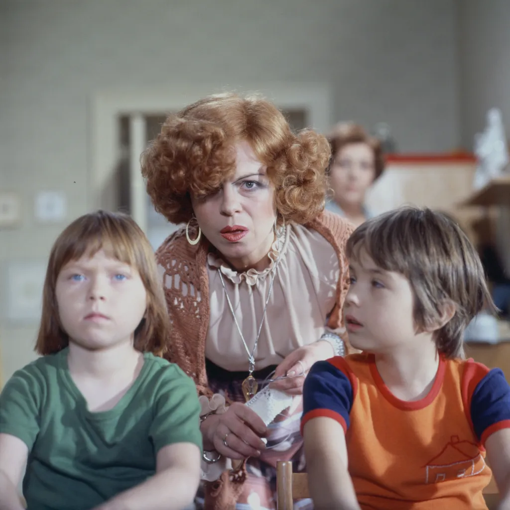 Seriál Arabela propojil v roce 1980 a pak i v porevoluční době lidskou říši s tou pohádkovou. Mezi oběma pendlovala i učitelka hudby Miriam Millerová, tedy Iva Janžurová, která nakonec našla štěstí u čerta Blekoty