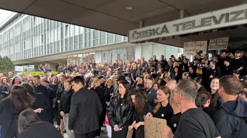 Zaměstnanci České televize protestovali na Kavčích horách proti změnám financování
