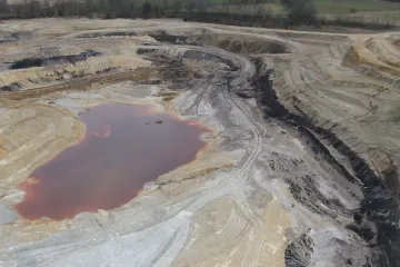 Lidé z obcí na západě Čech si stěžují, že se do krajiny rozlévá znečištěná voda. Na doly podali stížnost
