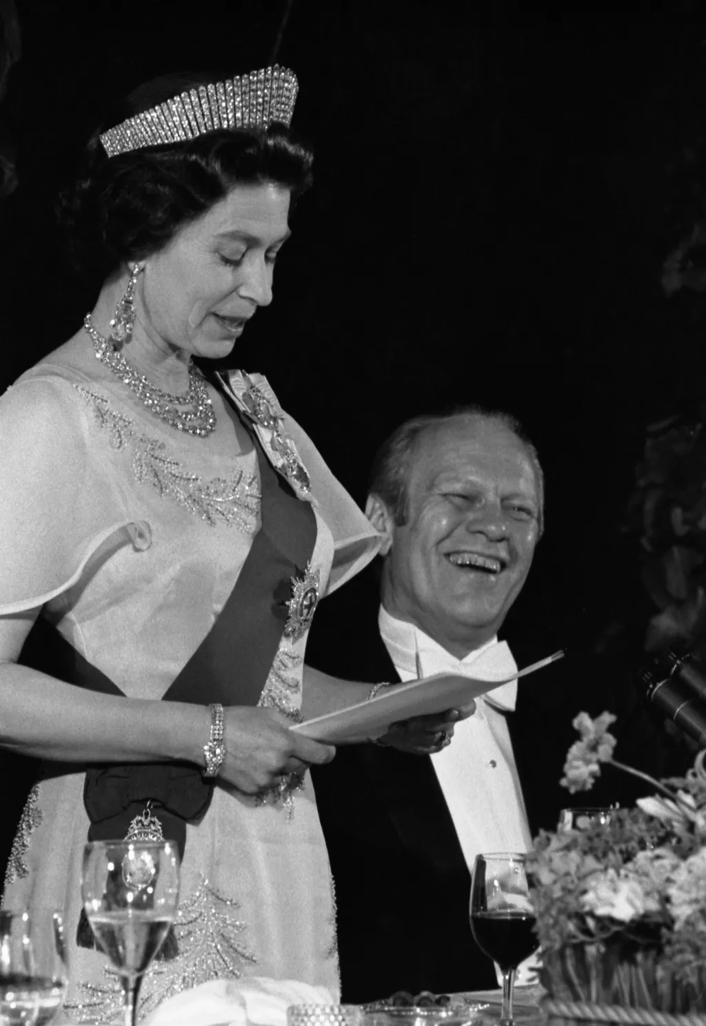 Americký prezident Gerald Ford se směje, když britská královna vtipkuje během státní večeře v party stanu v zahradách Bílého domu 7. července 1976