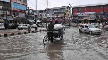 Zaplavené ulice ve městě Srinagar v Indii